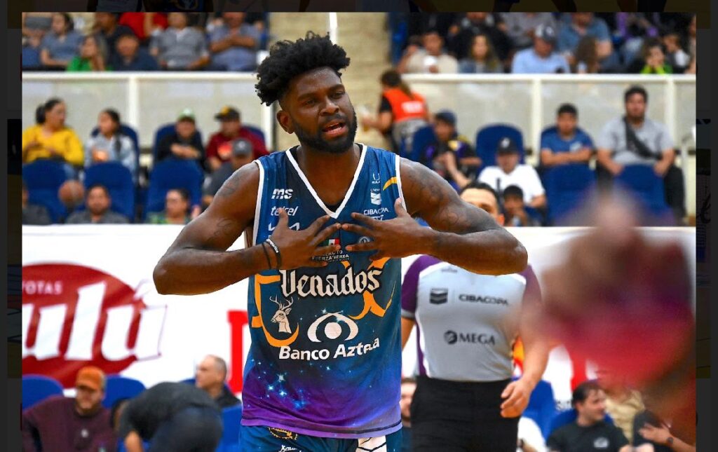 Un jugador de basquetbol del equipo de Venados de Mazatlán
