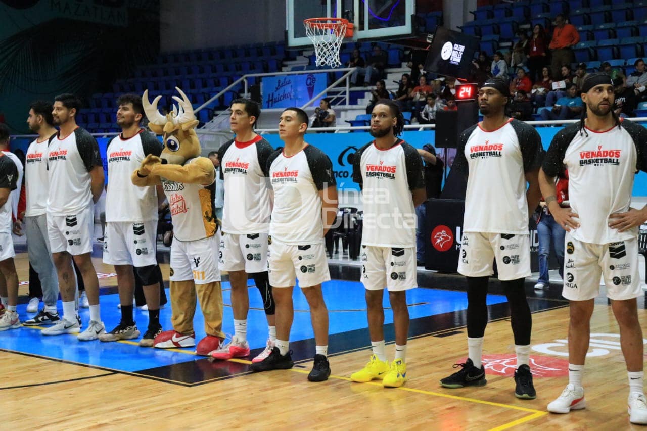 Jugadores de basquetbol del equipo de Venados de Mazatlán junto a su mascota