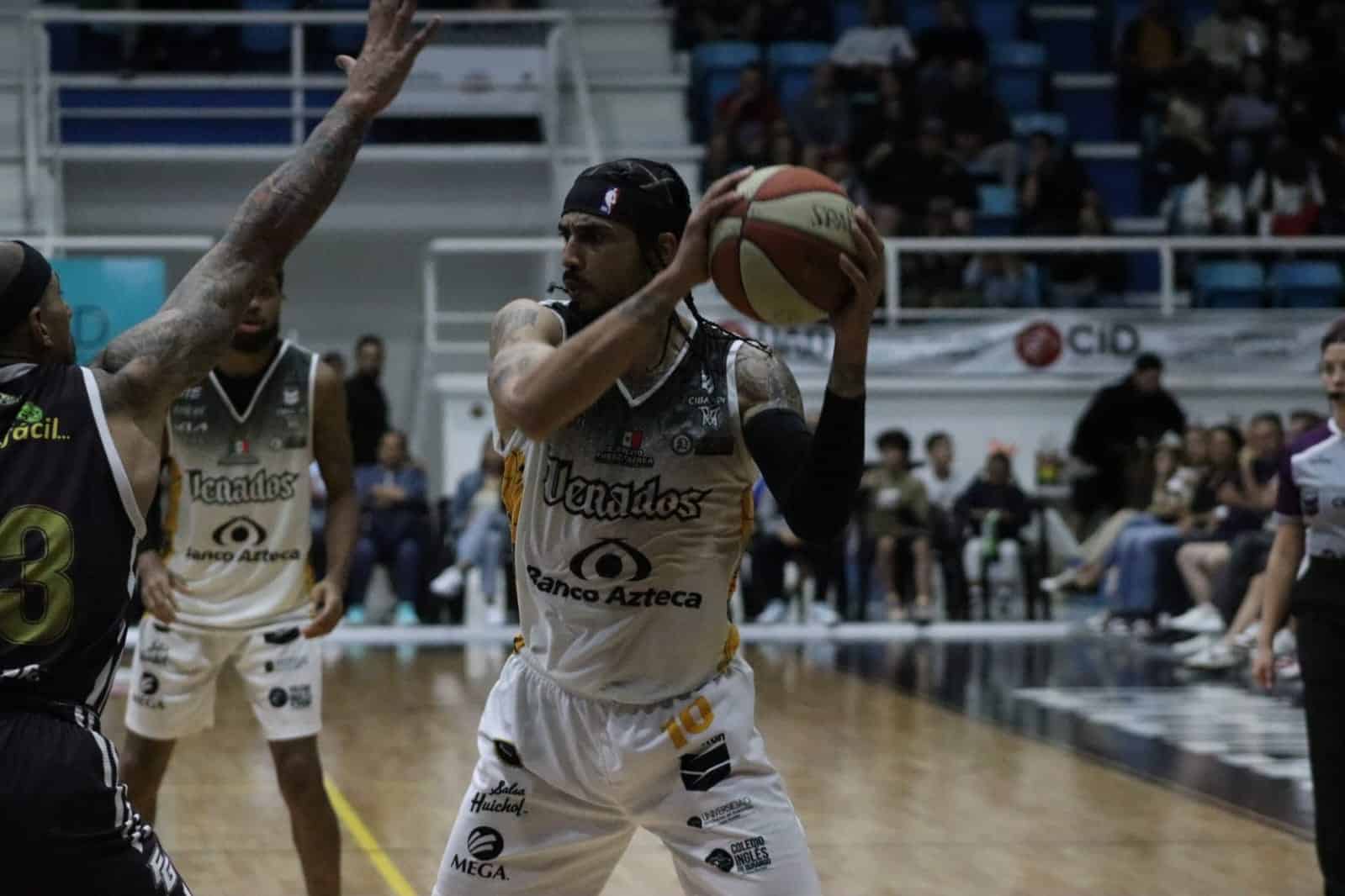 Jugadores de Venados Mazatlán y Frayles Guasave de la Cibacopa