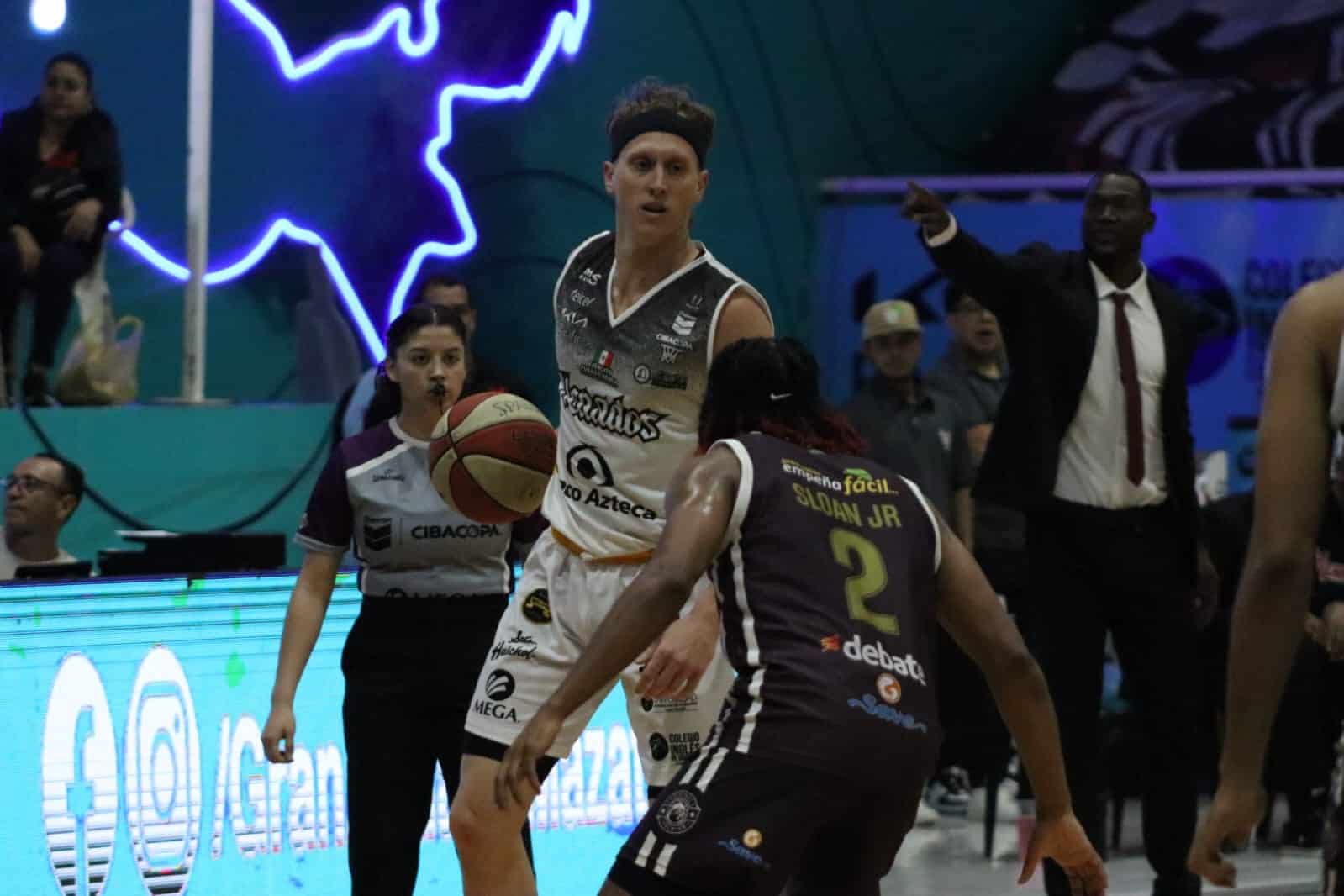 Jugadores de Venados Mazatlán y Frayles Guasave de la Cibacopa