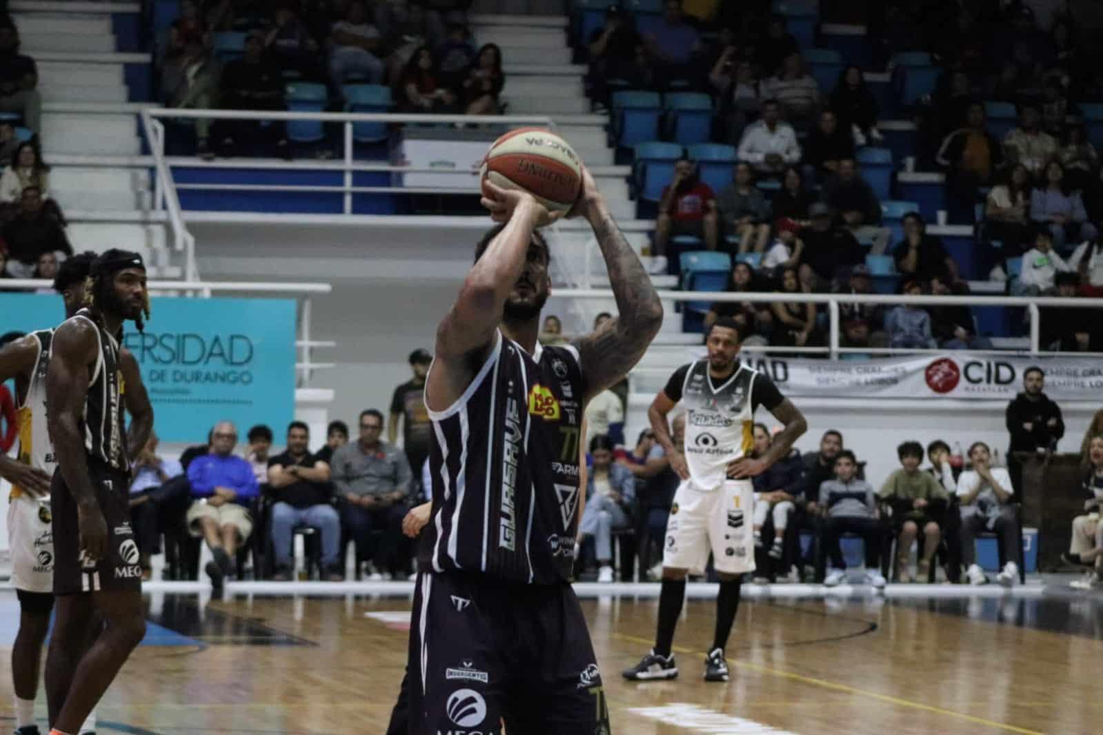 Jugadores de Venados Mazatlán y Frayles Guasave de la Cibacopa