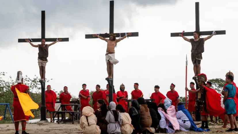 Crucifixiones reales atraen atención sobre el viacrucis en Filipinas