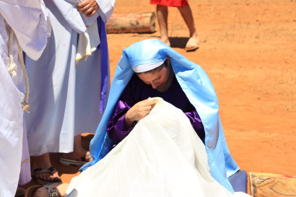 Mujer actuando de María en representación de Viacrucis