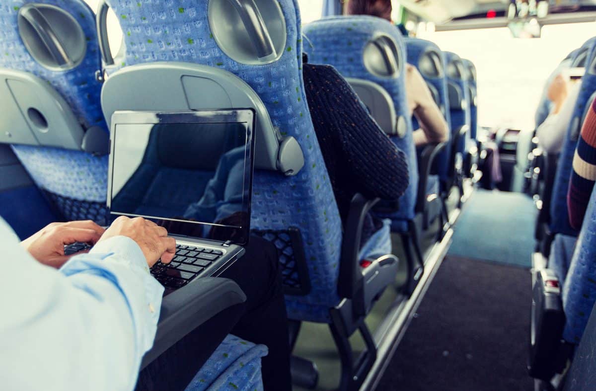 Pasajeros en un viaje en autobús