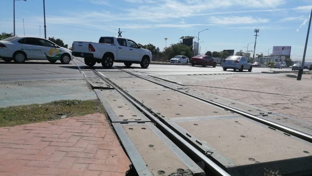 Carros pasando por el cruce de las vías del tren en Culiacán