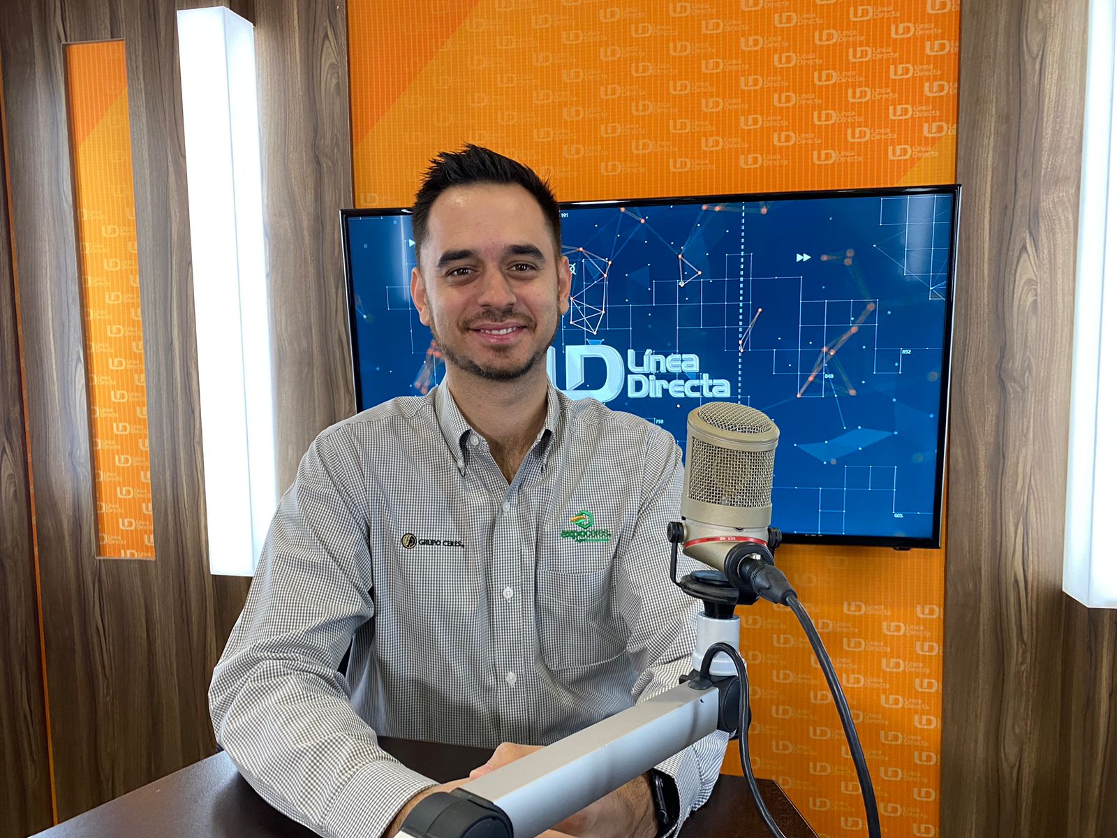 Víctor Flores Montaño frente al micrófono en el estudio de Línea Directa