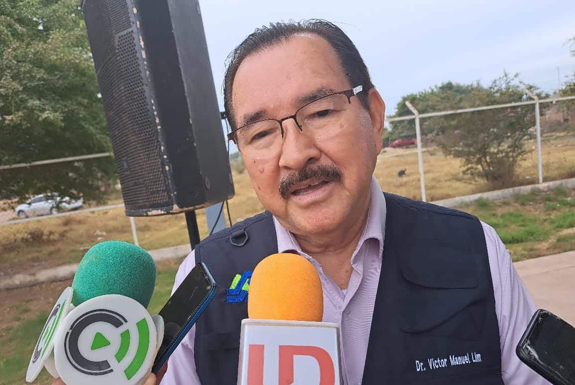 Víctor Manuel Lim Zavala médico epidemiólogo en entrevista con los medios de comunicación en Ahome