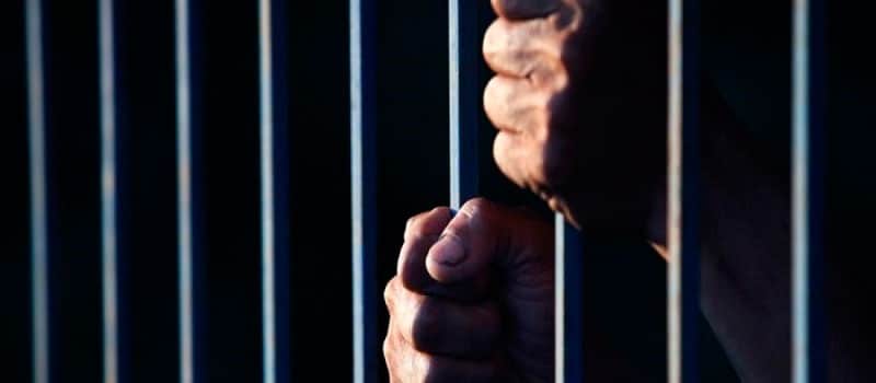Hombre en interior de una celda