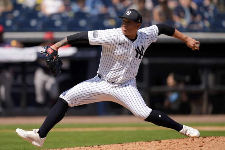 El beisbolista Víctor González a punto de lanzar la pelota en el campo de beisbol