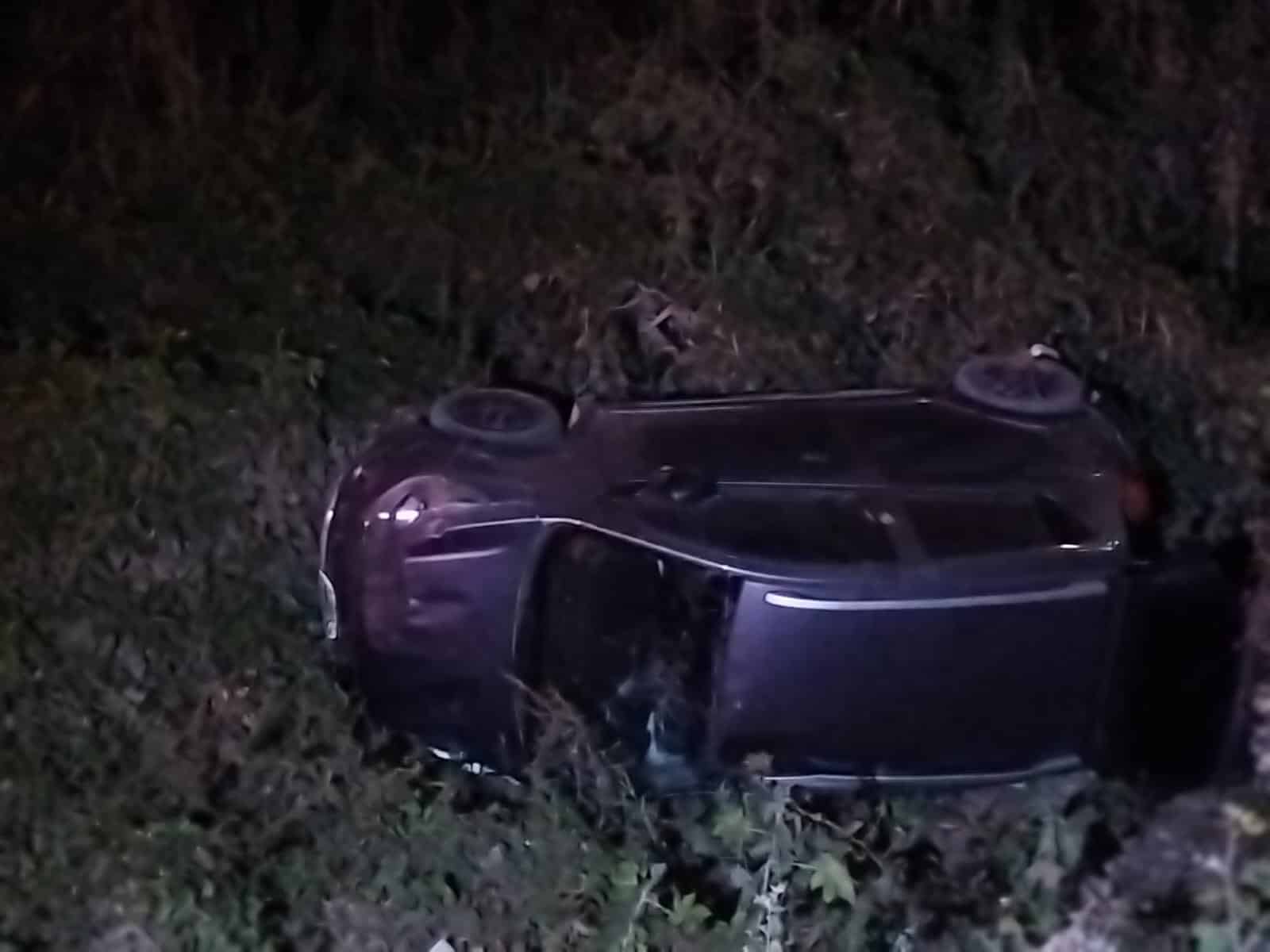 Auto volcado sobre un costado en una zona enmontada