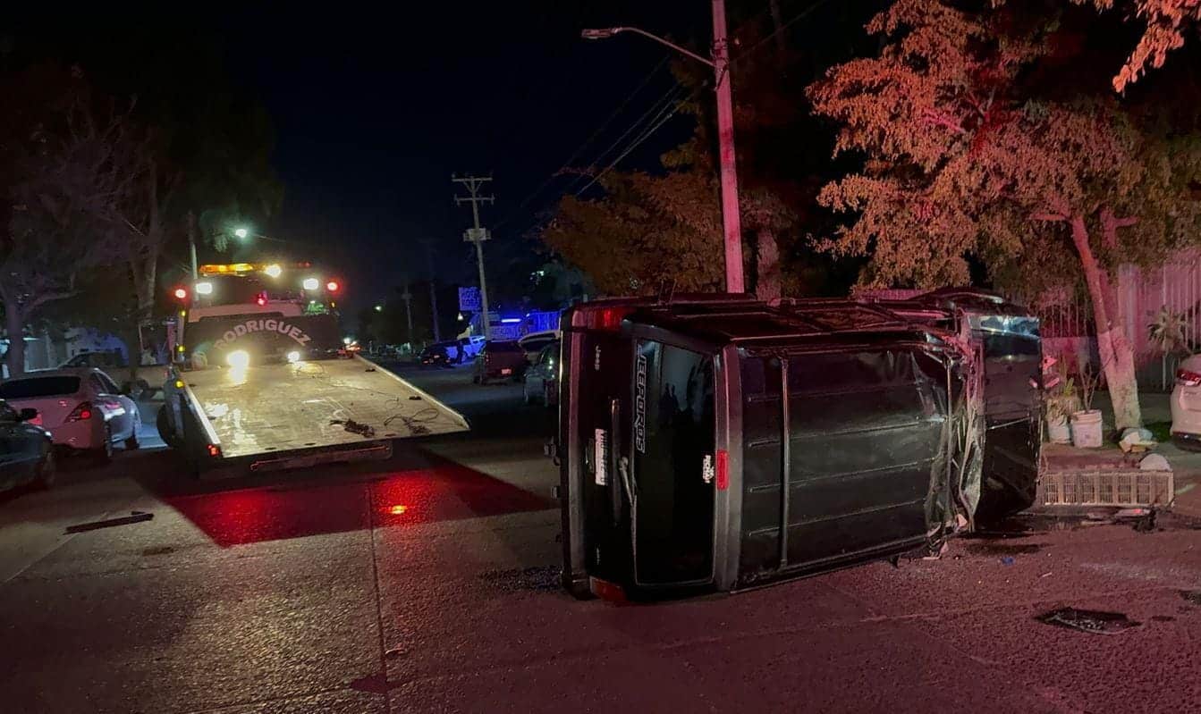 La Jeep Cherokee negra terminó volcada tras el choque.