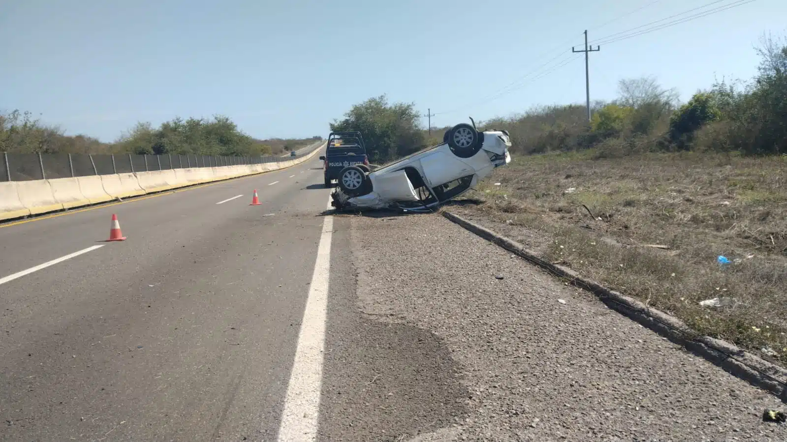 El conductor del vehículo Kia resultó con lesiones leves tras la volcadura.