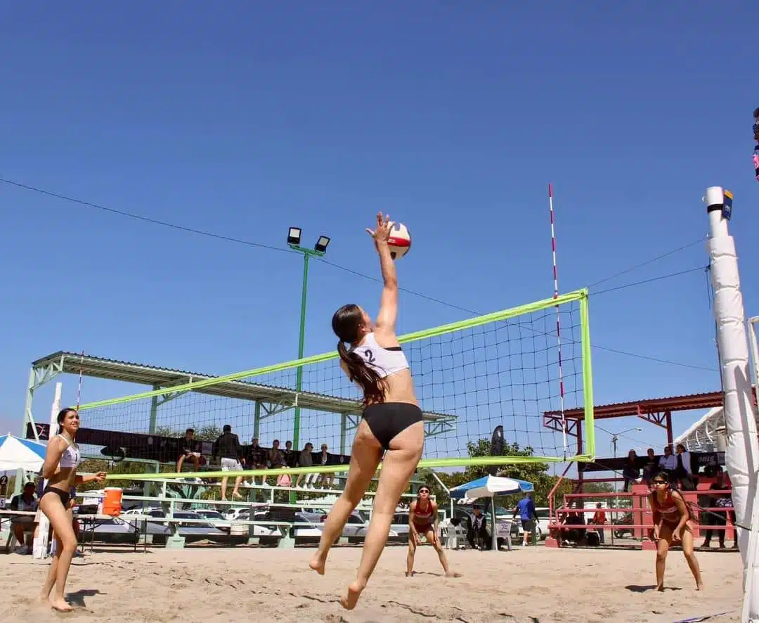 Mujeres jugando voleibol de playa