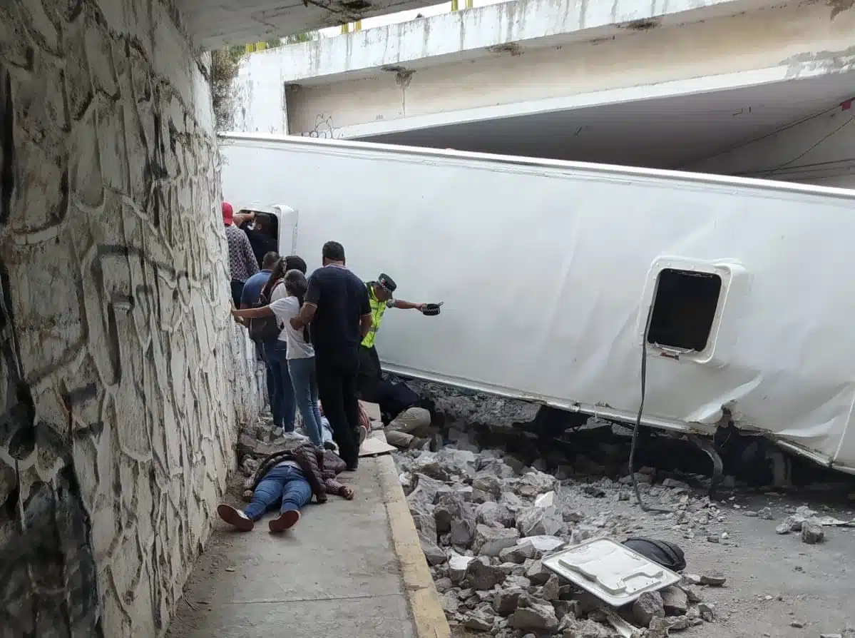 Vuelca camión de turistas cerca de la zona de Teotihuacán; hay tres muertos