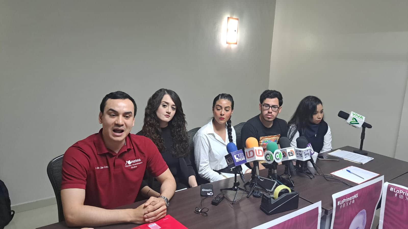 Jóvenes apoyando a candidata de Morena
