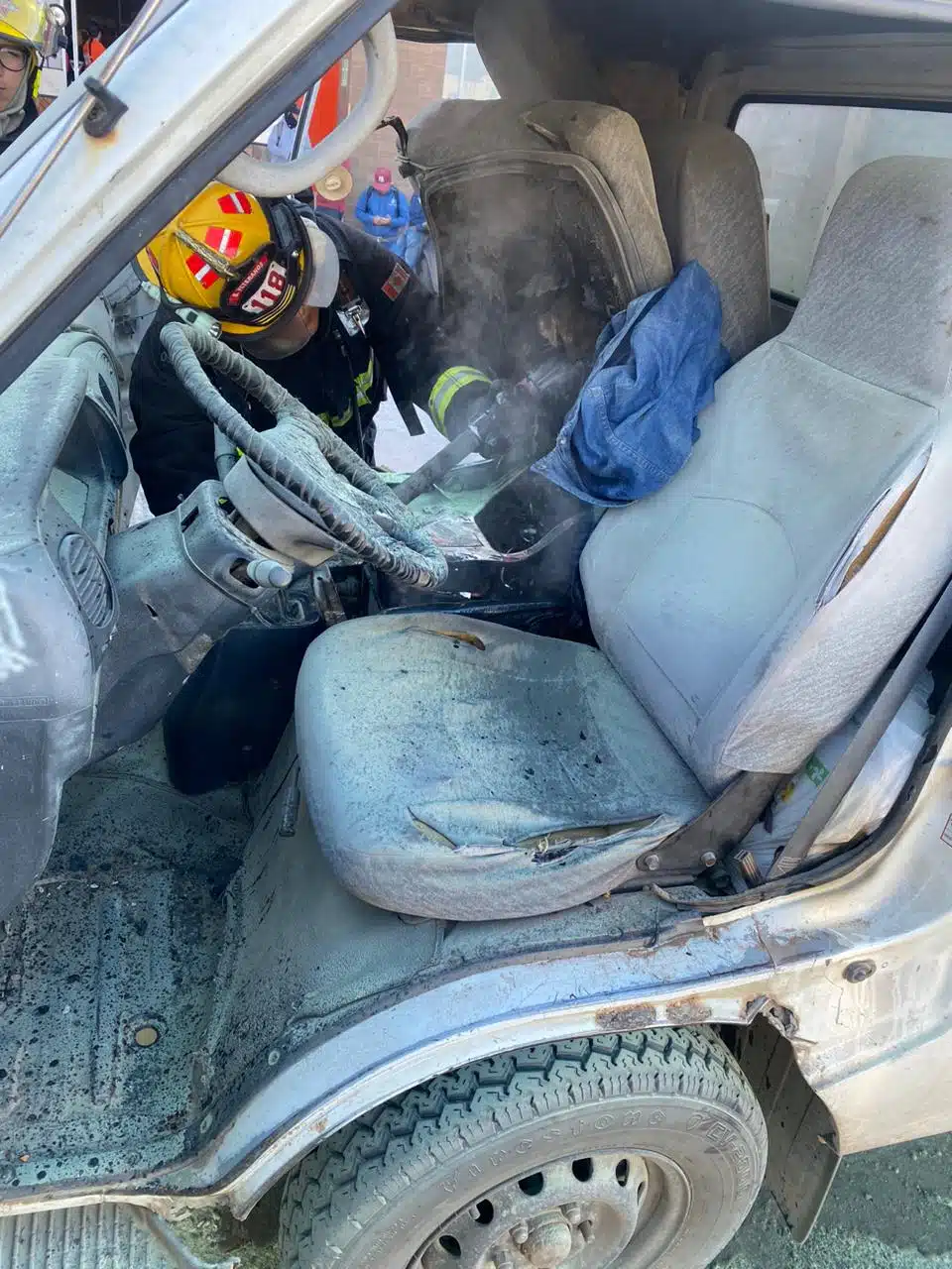 Camioneta quemada en Mazatlán