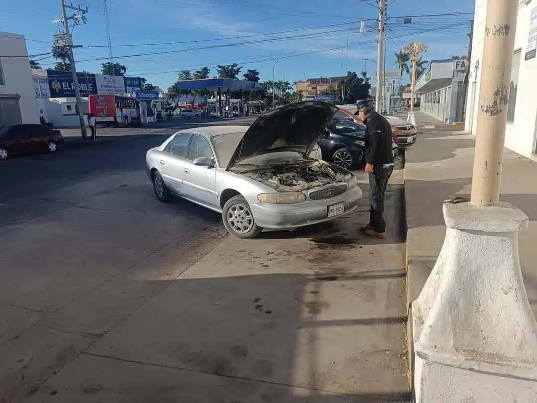 humo en carro en Los Mochis