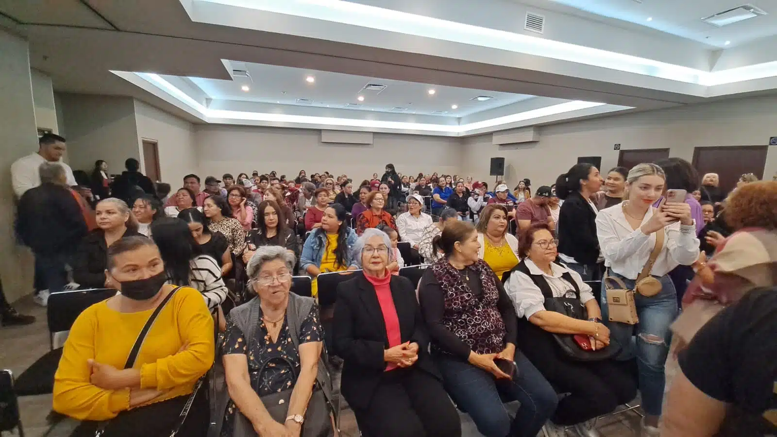 Mujeres en salón 