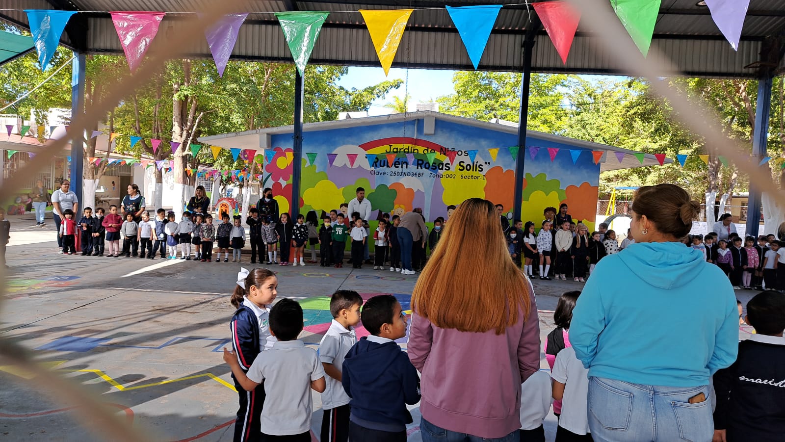 Niños y padres de familia en kínder