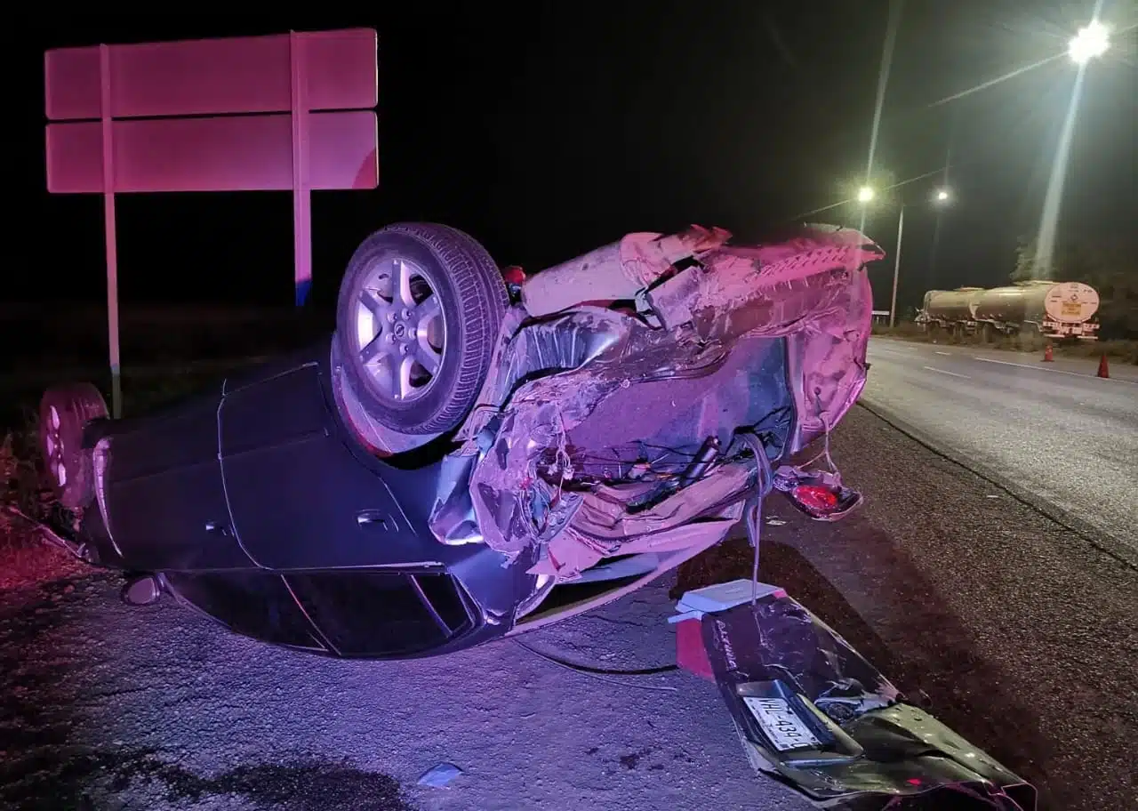 Carro volcado sobre pavimento