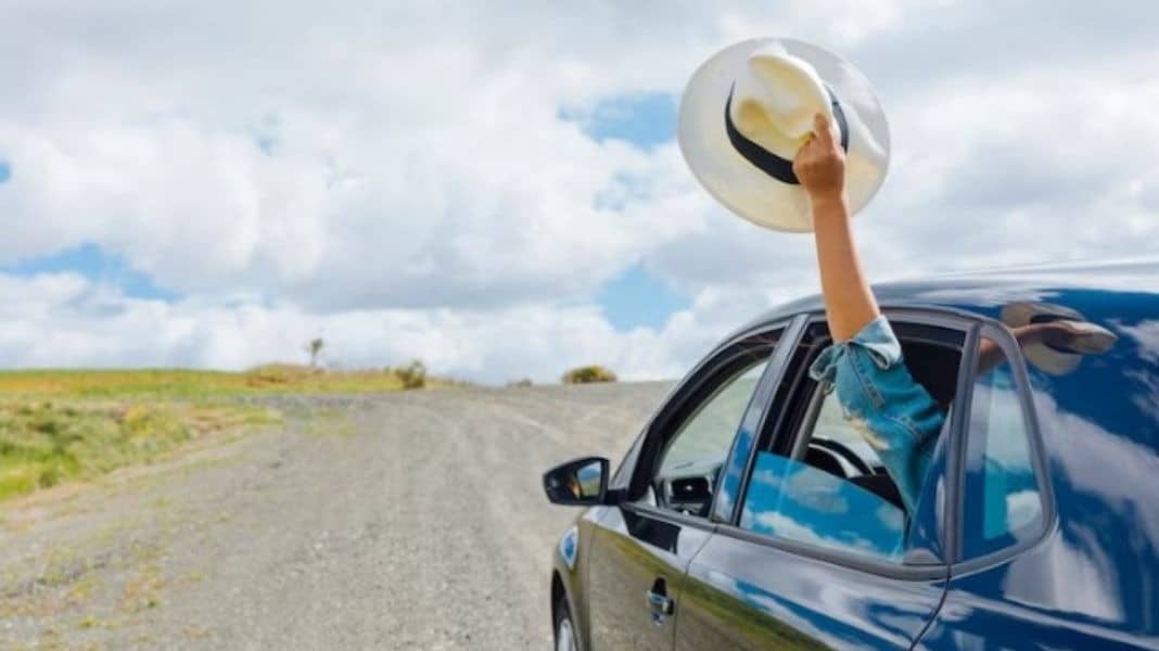 Persona en auto saliendo de vacaciones