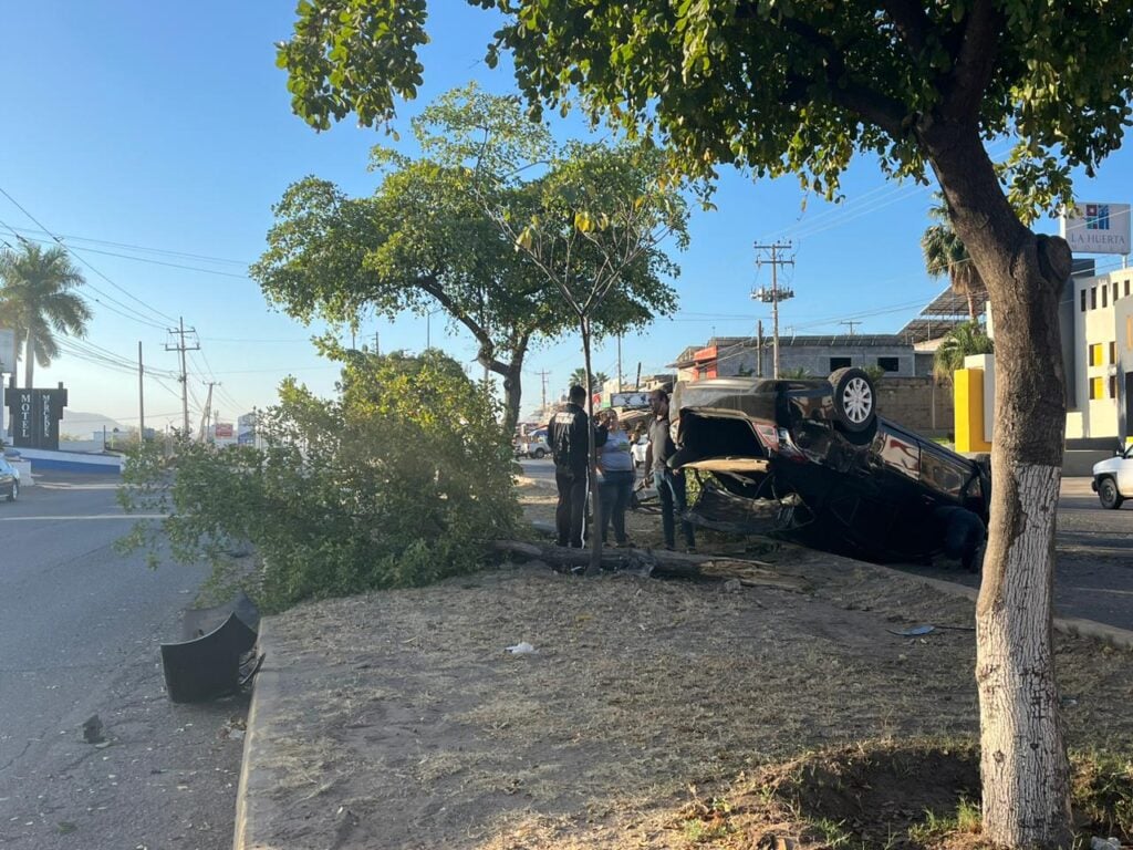 Carro volcado en Culiacán