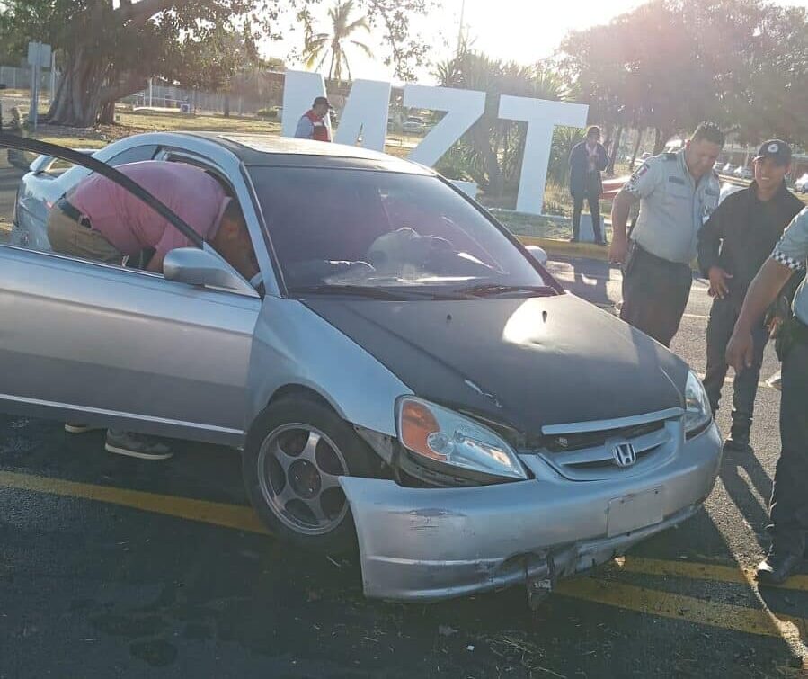 Auto chocado en Mazatlán