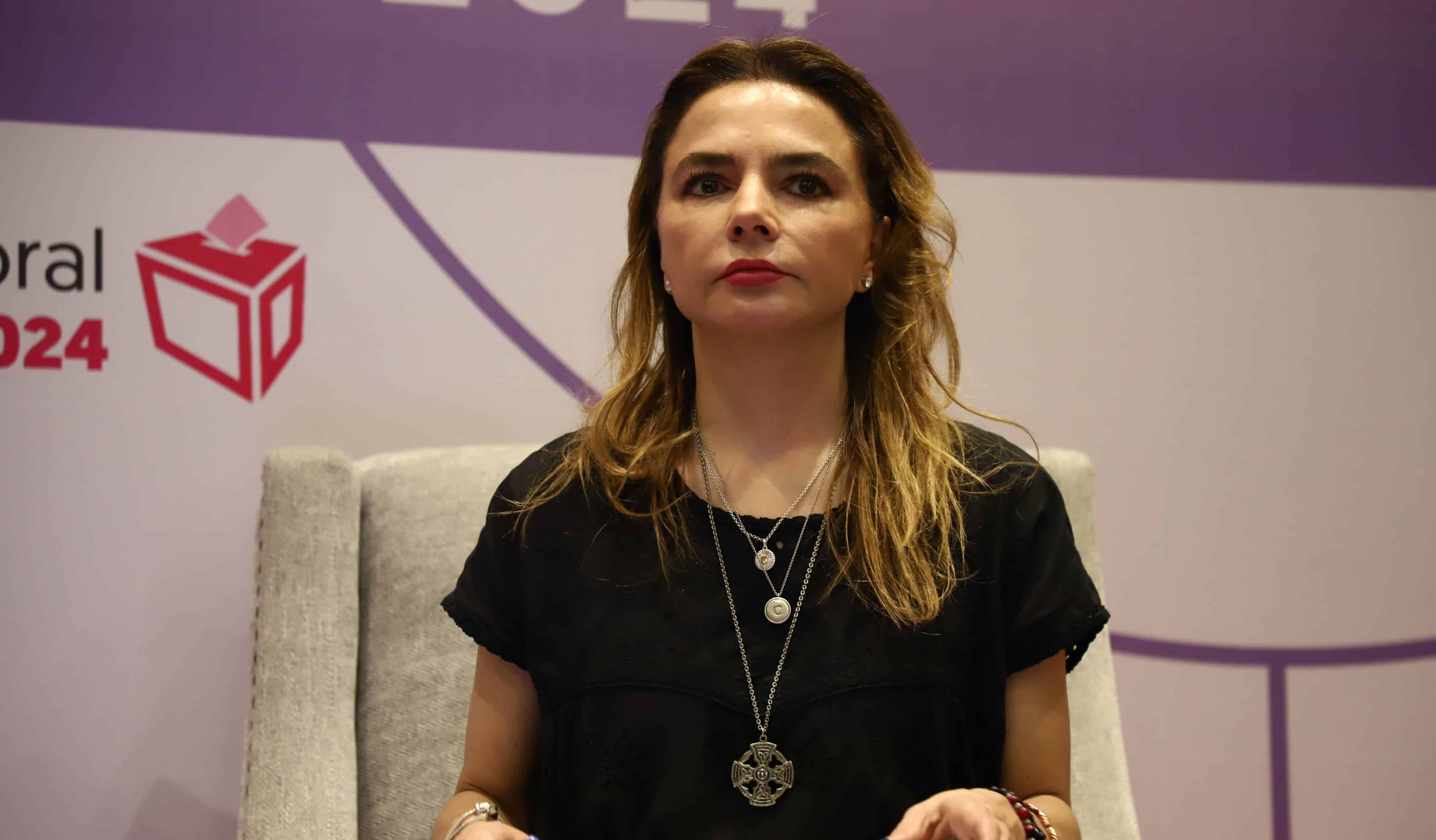 Mujer en foro a medios de comunicación