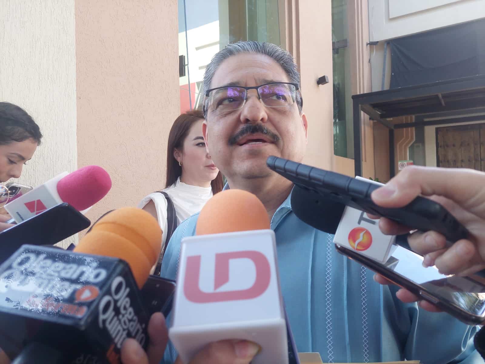 persona en entrevista con medios 