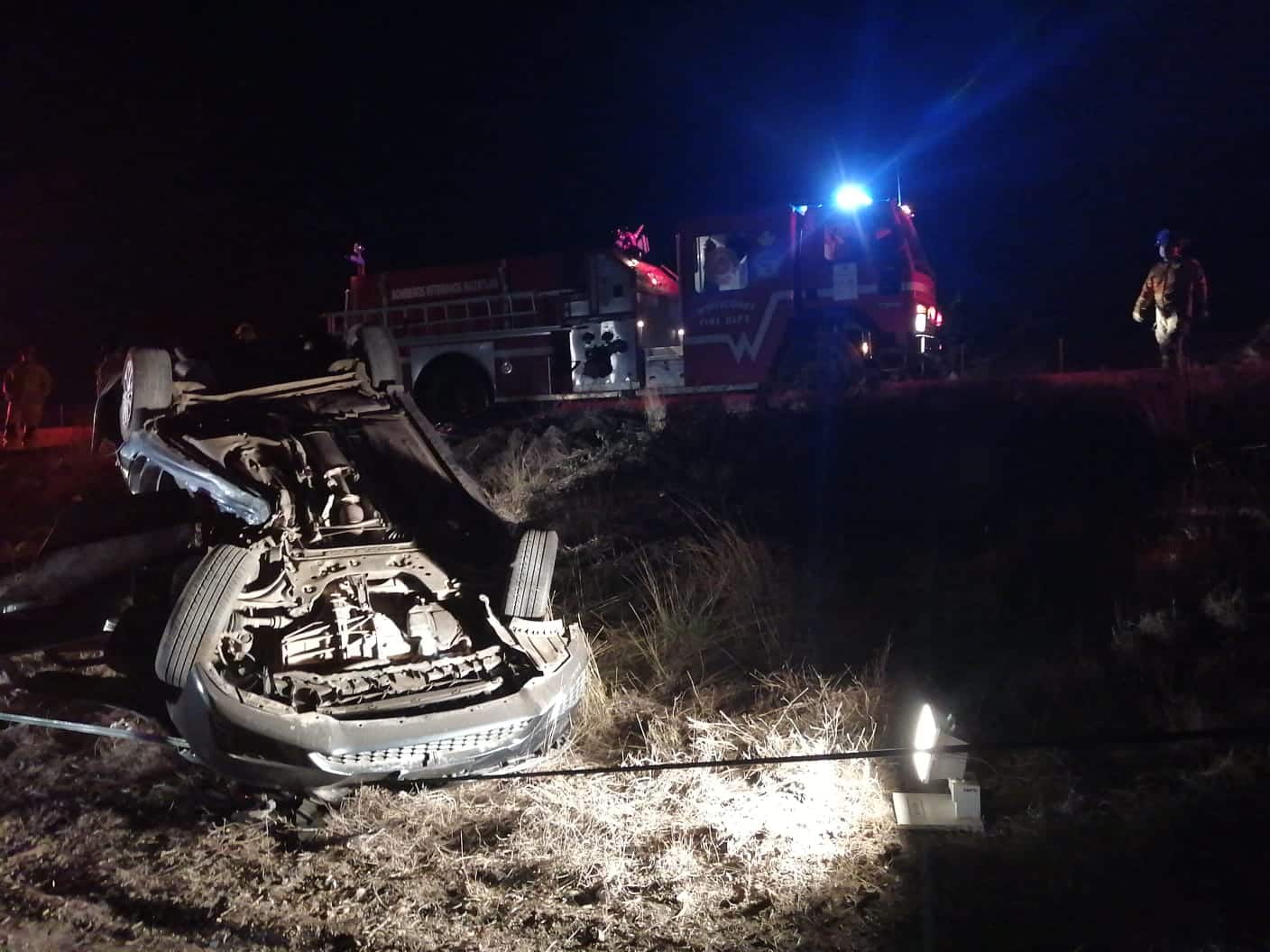 Camioneta accidentada volcada