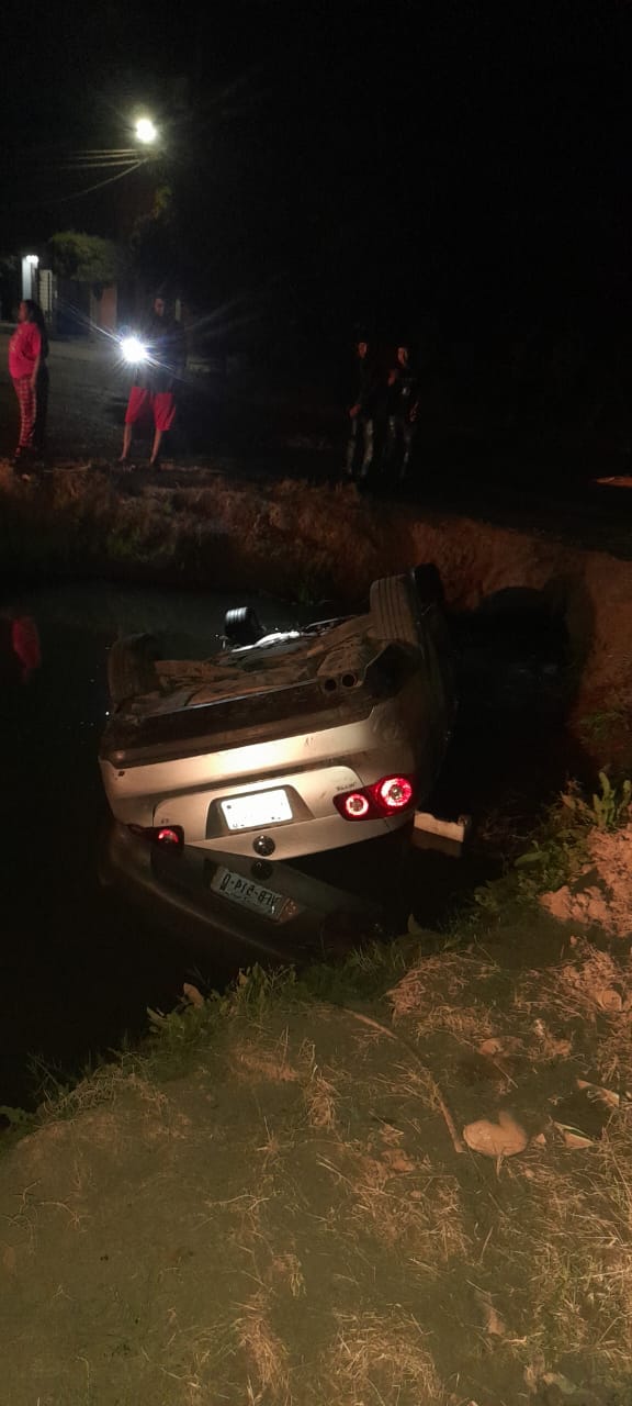Auto volteando en canal de Guasave