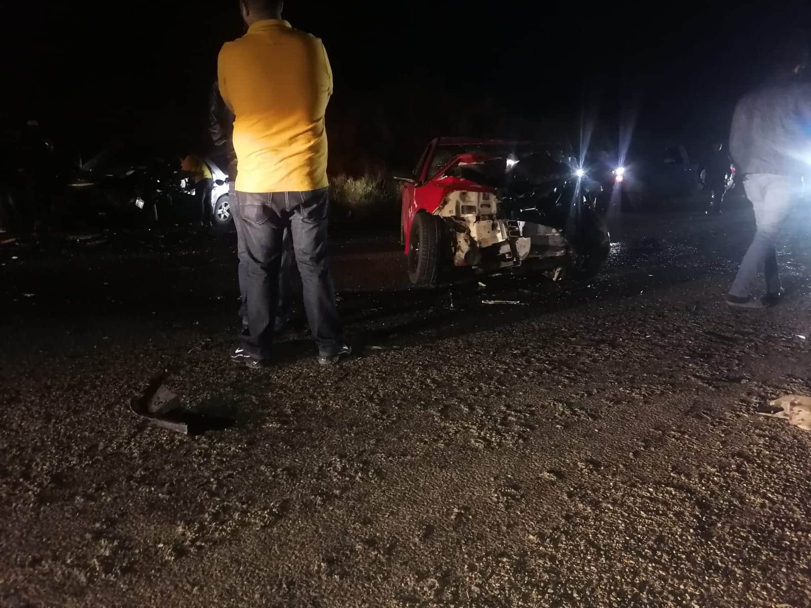 Carro chocado en carretera a Choix