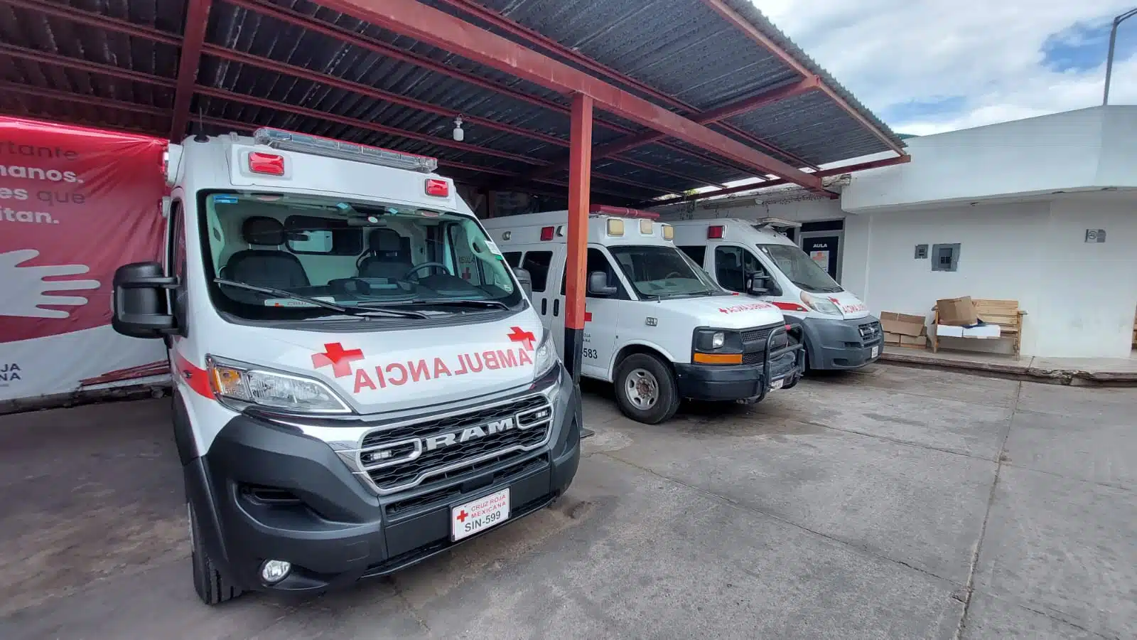 Camionetas estacionadas de Cruz Roja