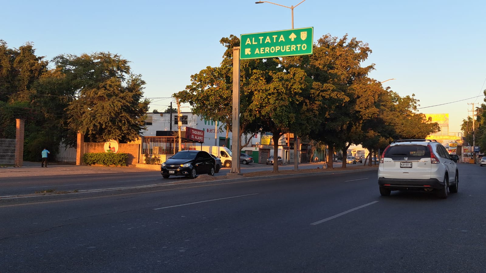 Carros circulando por calle en Culiacán