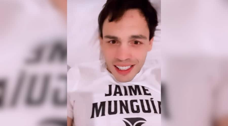 Julio César Chávez Jr con camiseta de Jaime Munguía