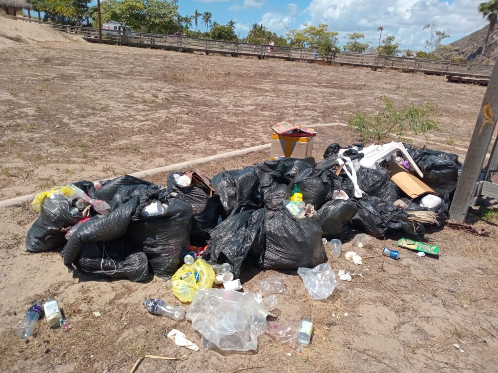 Bolsas de basura en El Maviri