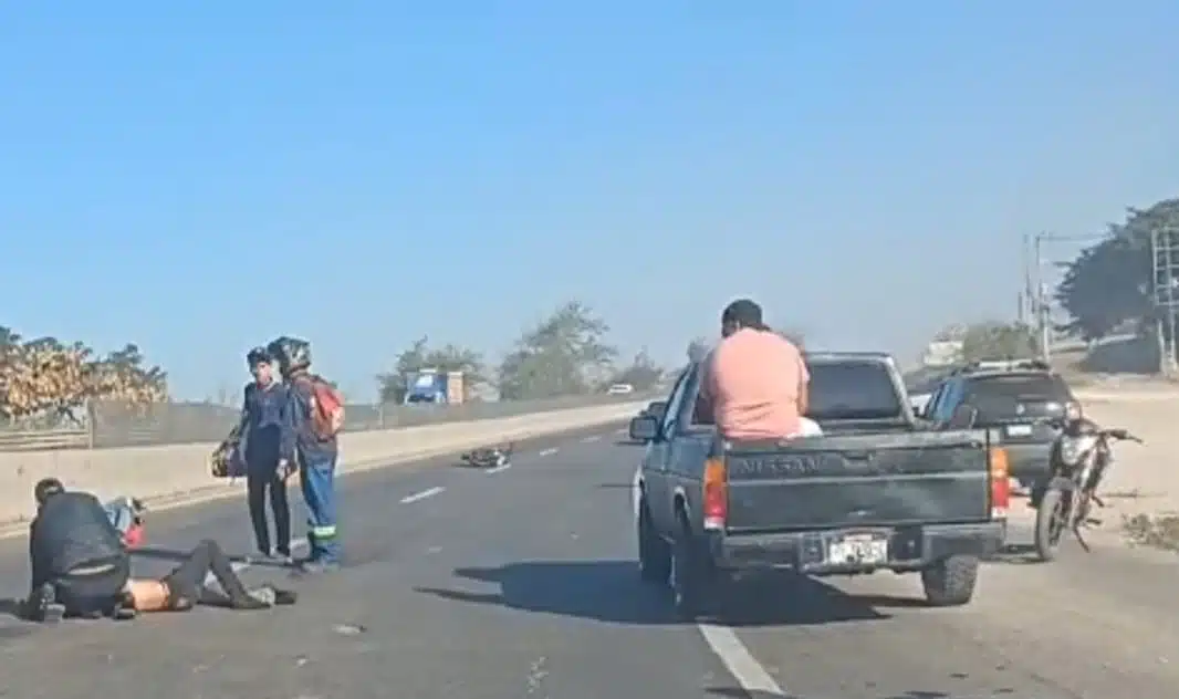 Personas tiradas sobre carretera