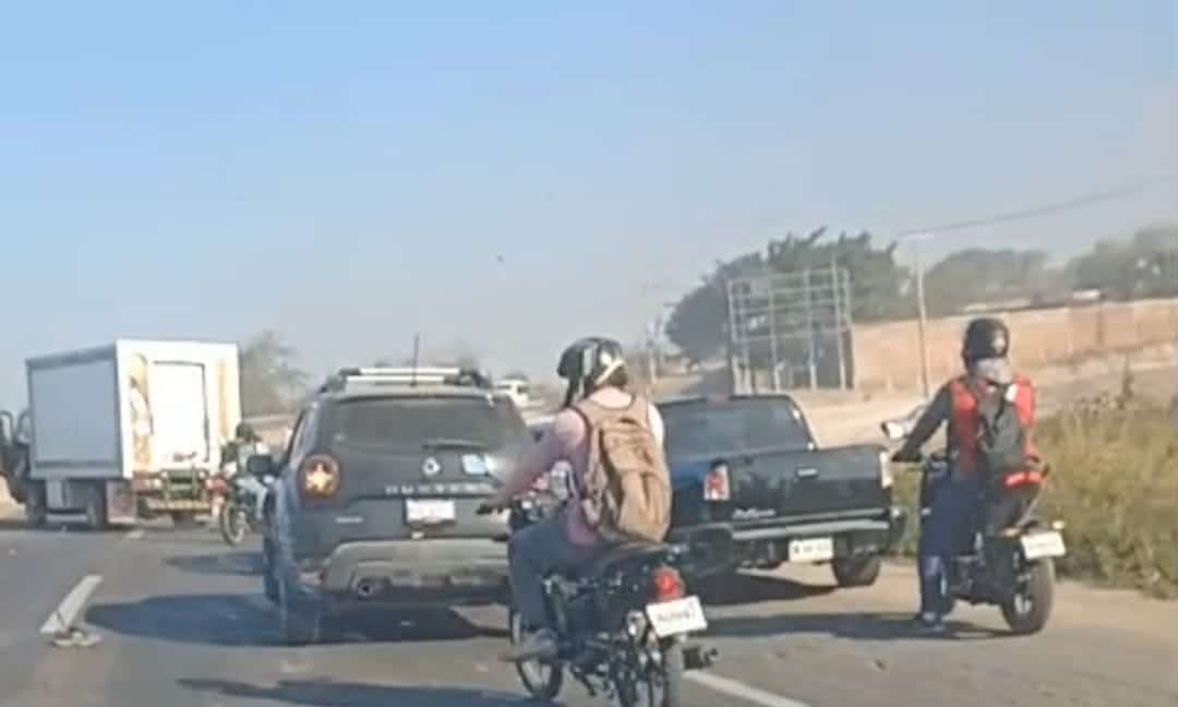 motos y camionetas sobre carretera 