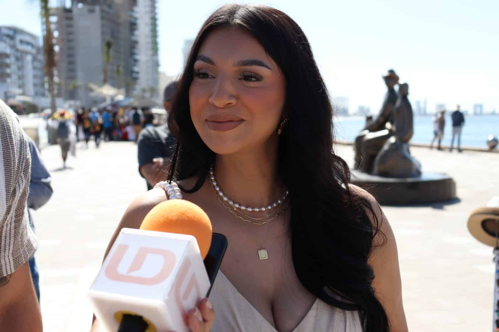 Mujer con microfono
