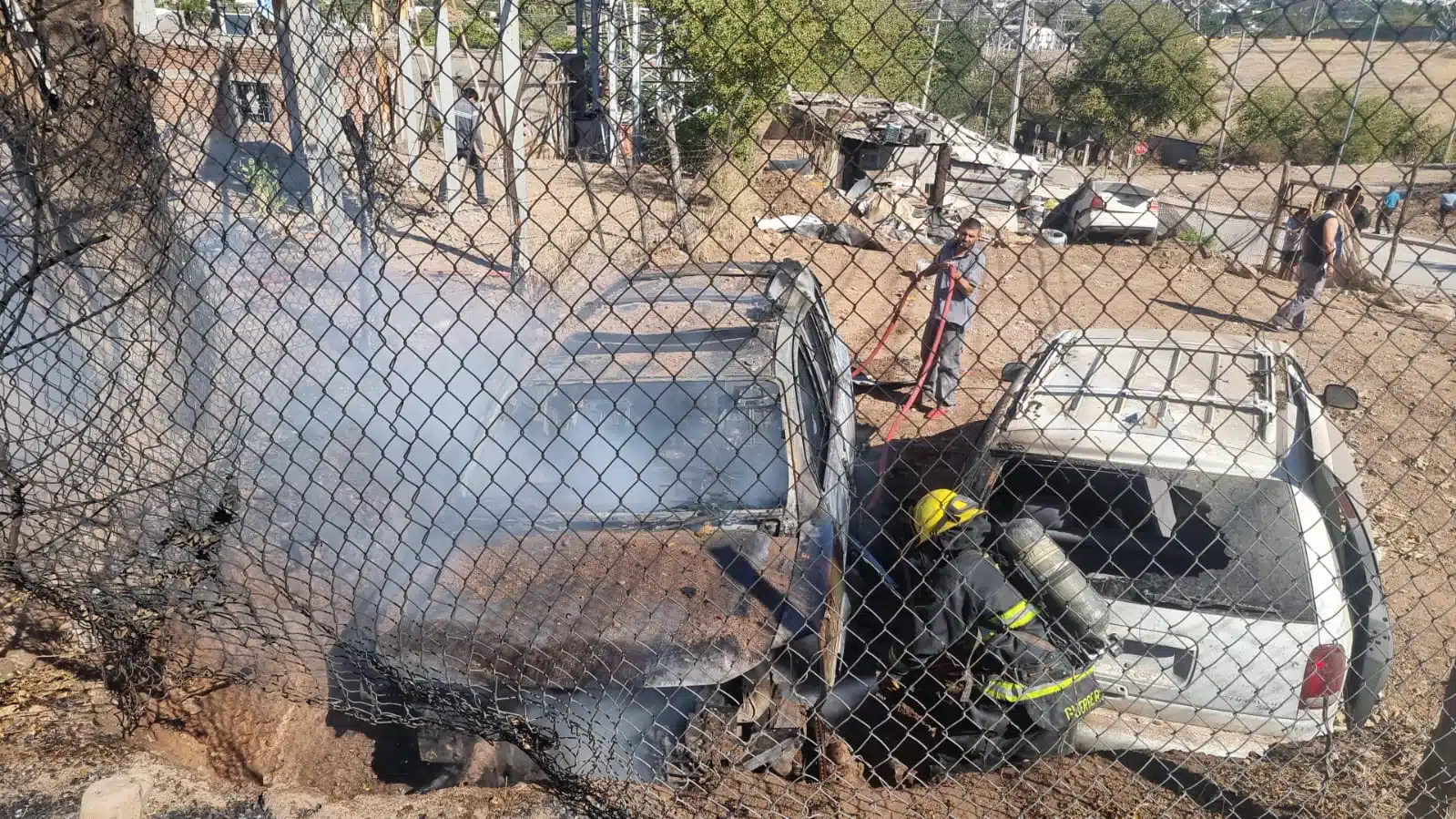 Incendio de dos camionetas en Culiacán