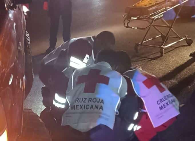 Cruz Roja atendiendo a paciente accidentado