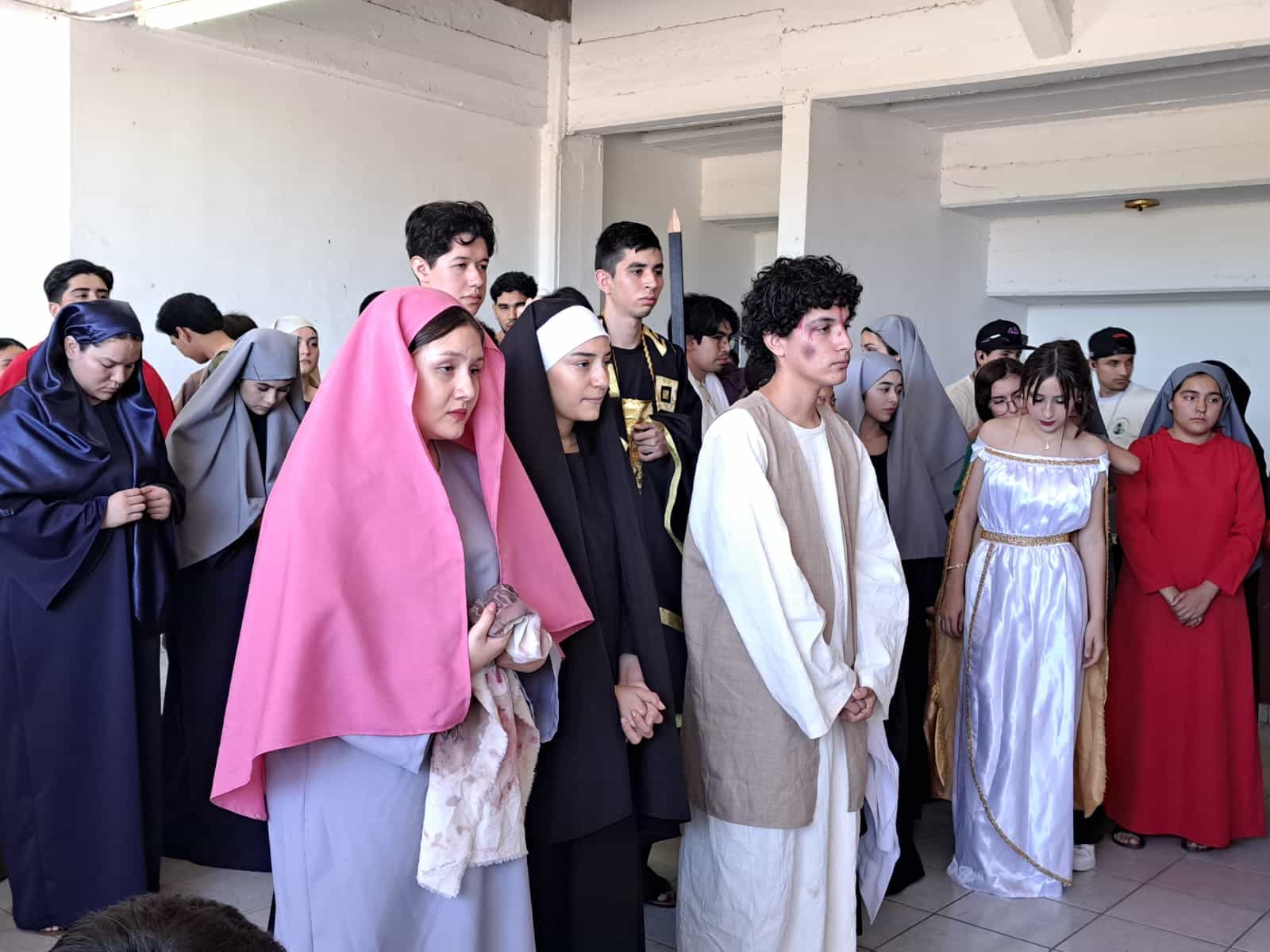 Personas representando el viacrucis de jesús