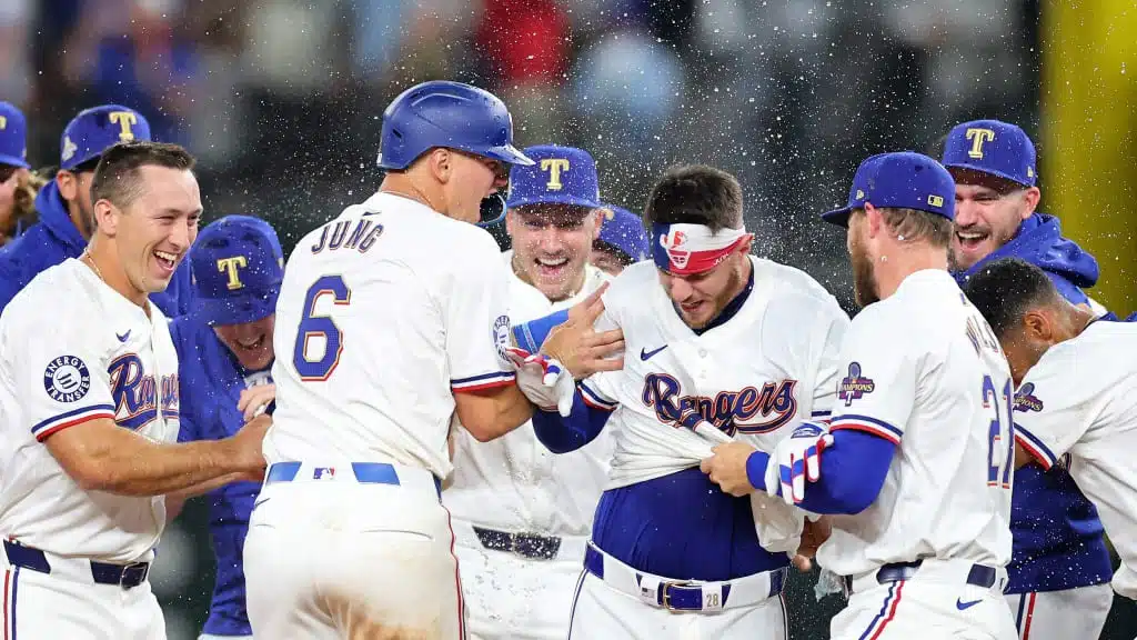 Jonah Heim de los Rangers de Texas, definió juego ante los Cachorros de Chicago.