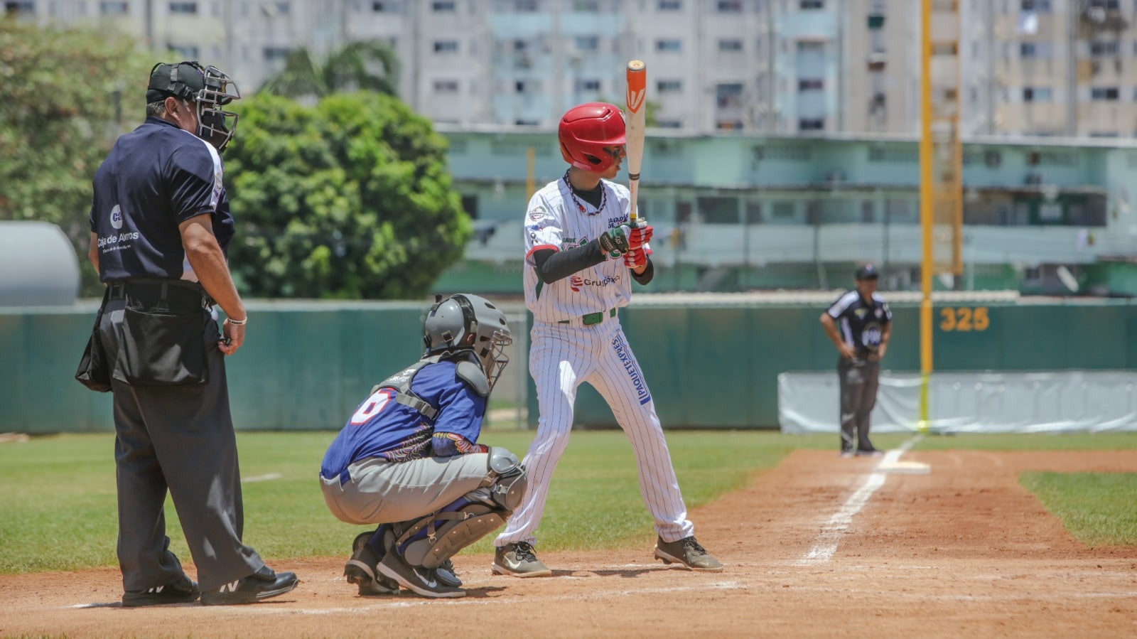 Adolescente jugando beisbol