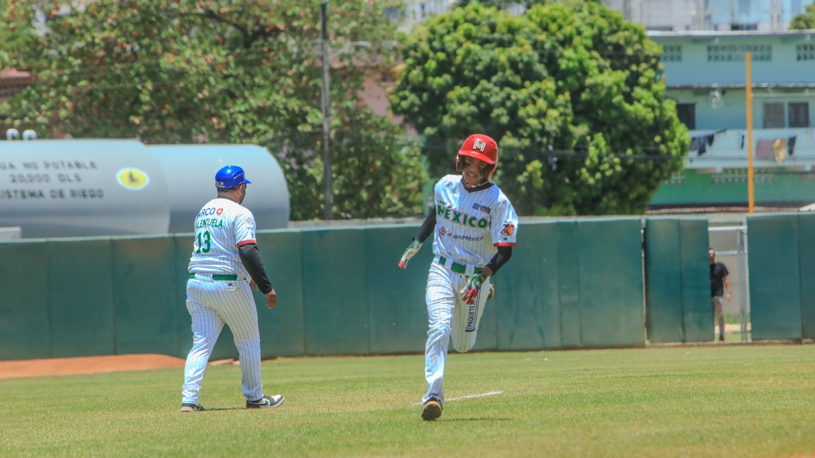 Jugadores de beisbol en el campo de juego 