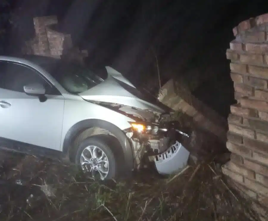 Camioneta choca con barda