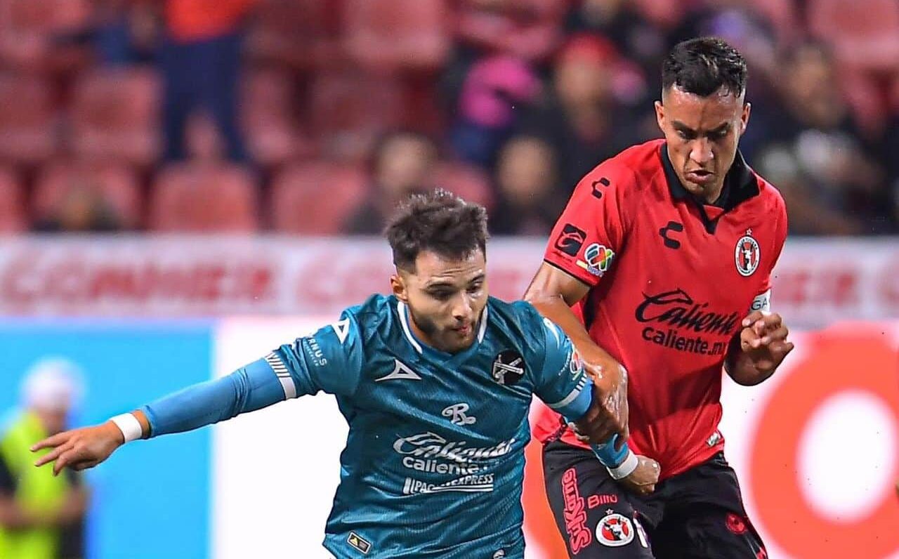 Jugador de Xolos de Tijuana vs jugador de Mazatlán FC