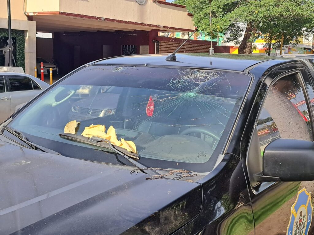 Camioneta de Bomberos Culiacán con daños en el cristal