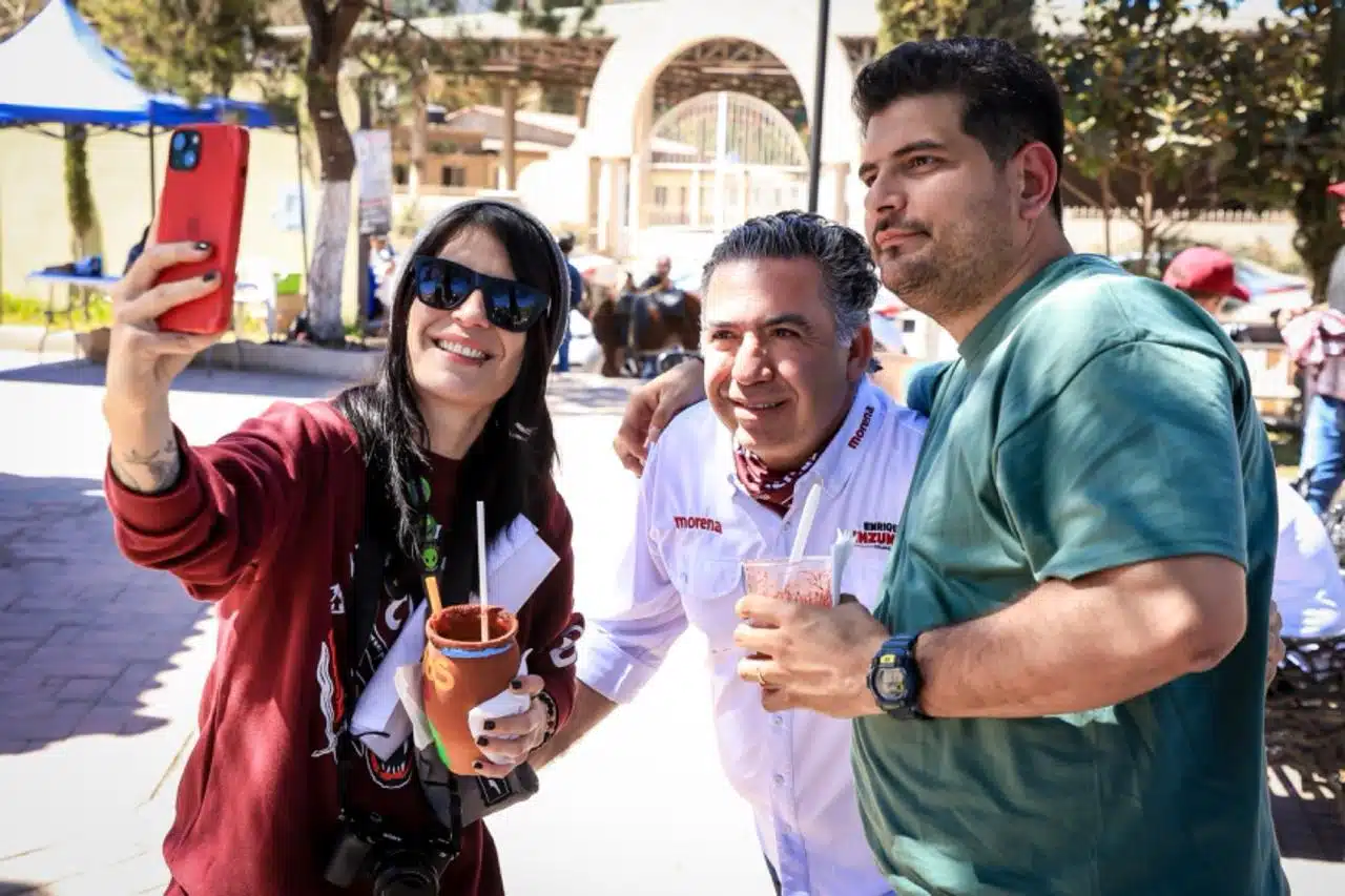 Enrique Inzunza durante su recorrido por su tierra natal: Badiraguato