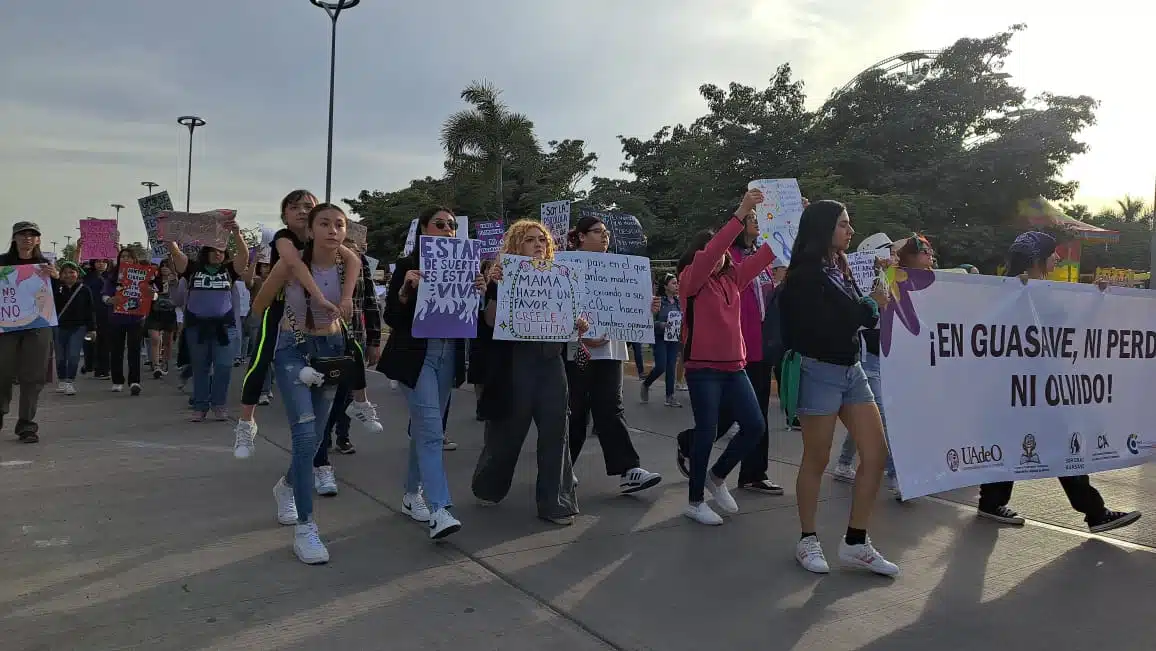 Mujeres marchando por las calles de Guasave con banners y carteles este 8 de marzo de 2024
